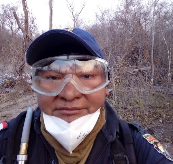 BOMBERO INDÍGENA DEFENDIÓ DEL FUEGO LA TIERRA DE SUS ANCESTROS