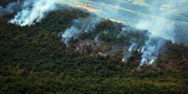 CON AVIÓN CISTERNA COMBATEN VORAZ INCENDIO FORESTAL EN EL YBYTYRUZÚ