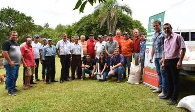 GOBERNACIÓN DE ITAPÚA ENTREGA CORRECTIVOS AGRÍCOLAS DEL PROGRAMA ÑEMITY 4.0 A COMITÉ DE AGRICULTORES