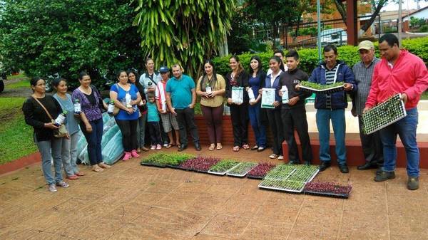 SECRETARIA DE PRODUCCIÓN DE LA GOBERNACIÓN ENTREGÓ PLANTINES A PRODUCTORES Y FERIANTES