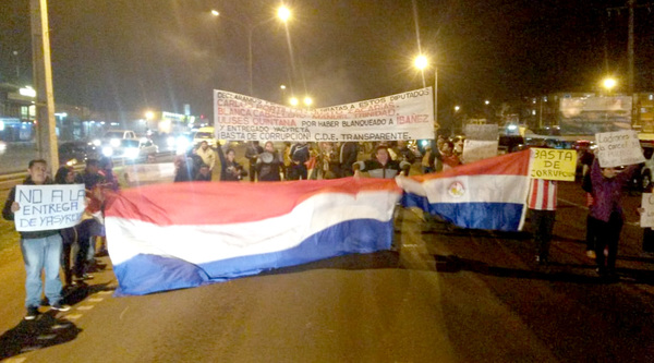 Manifestación de repudio contra políticos corruptos en el Km 7 de CDE