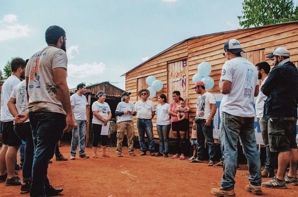 Invitan a voluntarios a construir casas de emergencia en Minga