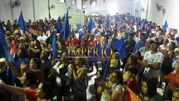 A pesar de la lluvia unas 2.500 a 3.000 personas apoyaron al  IntendenteA pesar de la lluvia unas 2.500 a 3.000 personas apoyaron al  Intendente