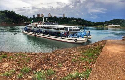 Paseo en catamarán permite dar una vuelta por la triple frontera