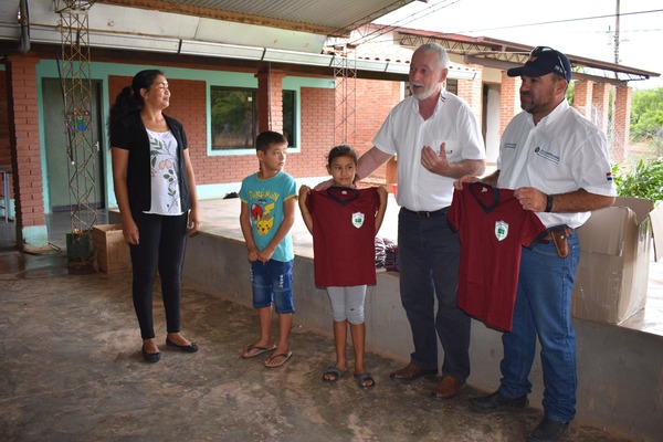 Empresa de confecciones donó 300 uniformes a dos instituciones educativas de Loma Plata
