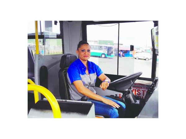 Ofrecen trabajo a mujeres para   conductoras  de micros