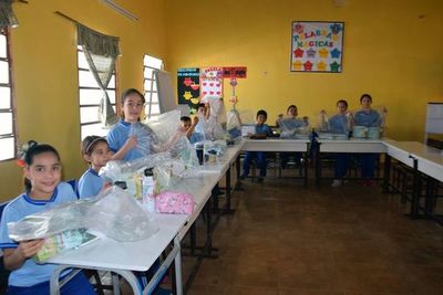 A Caazapá llegaron los kits escolares - Nacionales - ABC Color