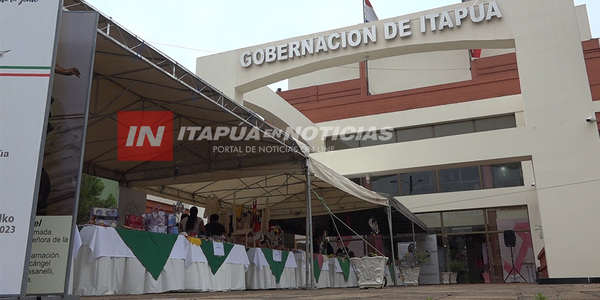 FERIA DE ARTESANOS EN LA EXPLANADA DE LA GOBERNACIÓN