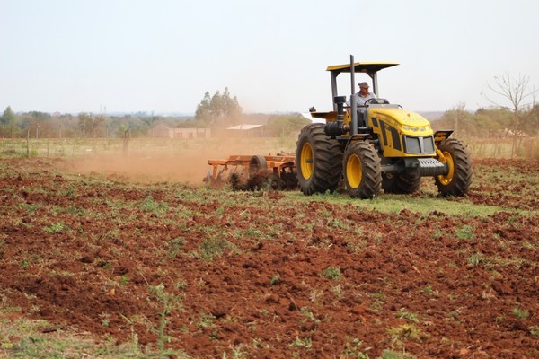 Pequeños agricultores reciben apoyo en la preparación de suelos para cultivos - Noticde.com