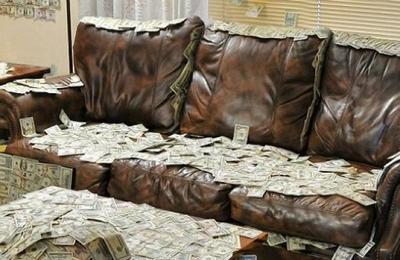 Compra un sofá usado y encuentra 40.000 dólares en su interior - C9N