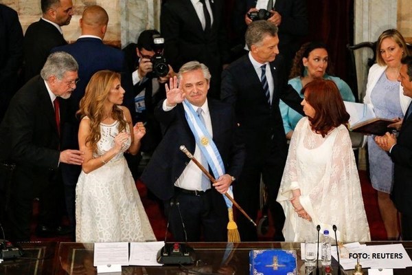 Peronista Fernández asume presidencia con el desafío de encarrilar economía de Argentina - Campo 9 Noticias