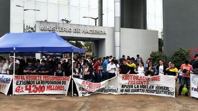 Paro UNE: manifestantes llegan hasta el Ministerio de Hacienda en CDE