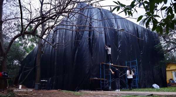 Creativa protesta: “La UNA es promocionada como basura”