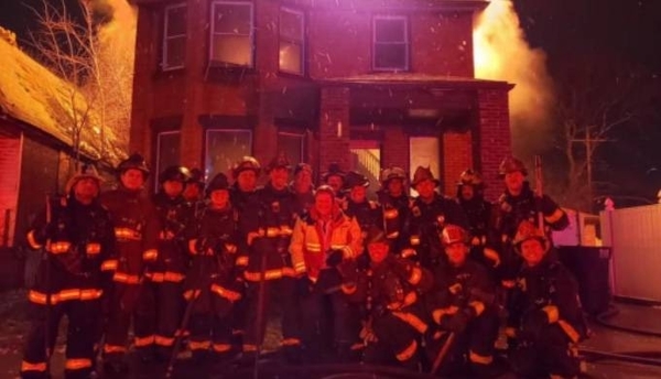 HOY / La polémica foto de un grupo de bomberos frente a una casa en llamas