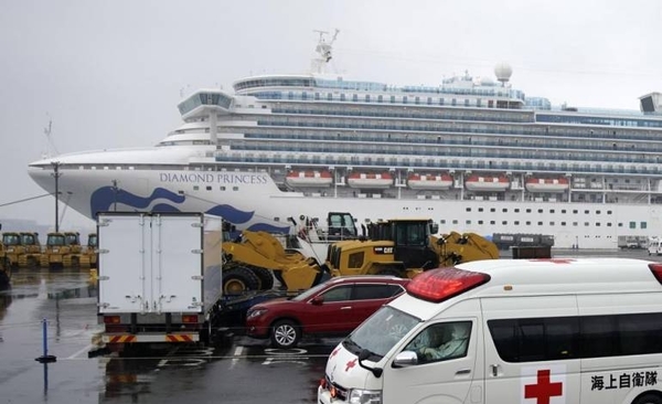 HOY / Desembarcan pasajeros de barco que estaba en cuarentena en Japón