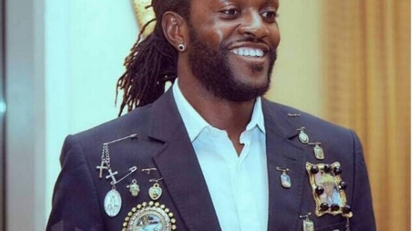 HOY / ¿Gusta del whisky, cigarrillo y otros caprichos? Advierten sobre la "cara oculta" de Adebayor