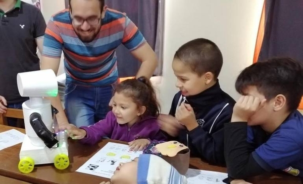 HOY / Kachibot, el invento de universitarios para facilitar enseñanza del guaraní a los niños