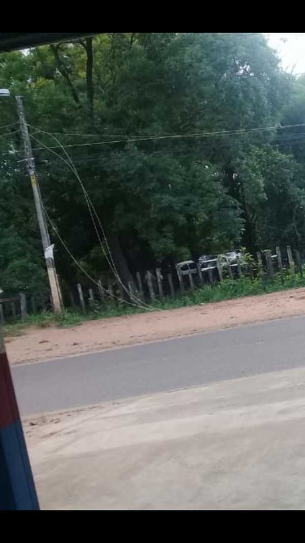 Cables sueltos a pasos de la escuela José Dolores | San Lorenzo Py