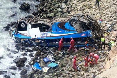 Perú: 48 muertos en accidente de bus