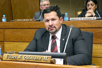 Ulises Quintana con permiso para asistir al sepelio de su padre