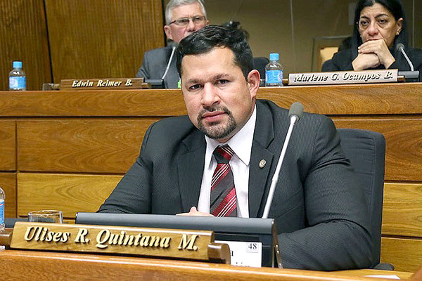 Ulises Quintana con permiso para asistir al sepelio de su padre