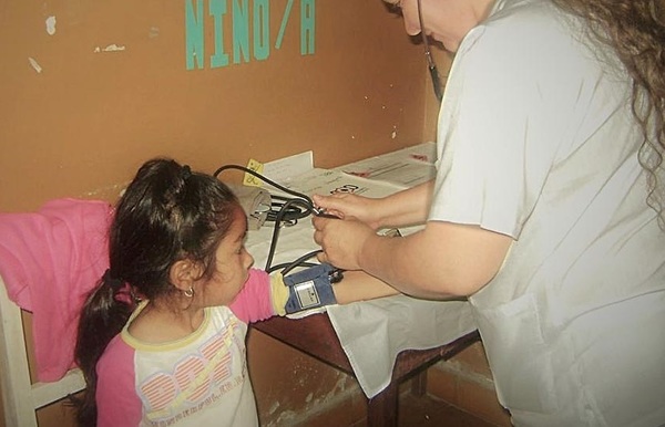 Inicio de clases y el dilema de los padres durante la inspección médica de los hijos
