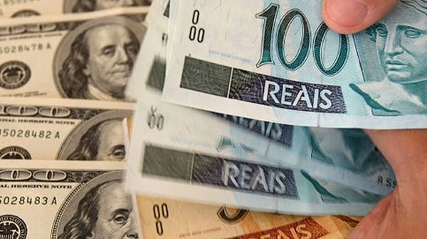 El dólar alcanza por primera vez el listón de 4,40 reales en Brasil