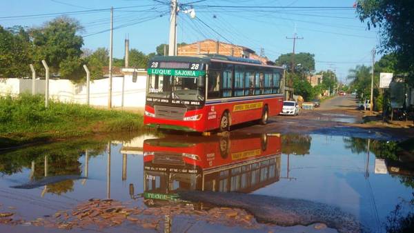 Lluvias y Essap dañan pavimento y afloran baches en Luque •