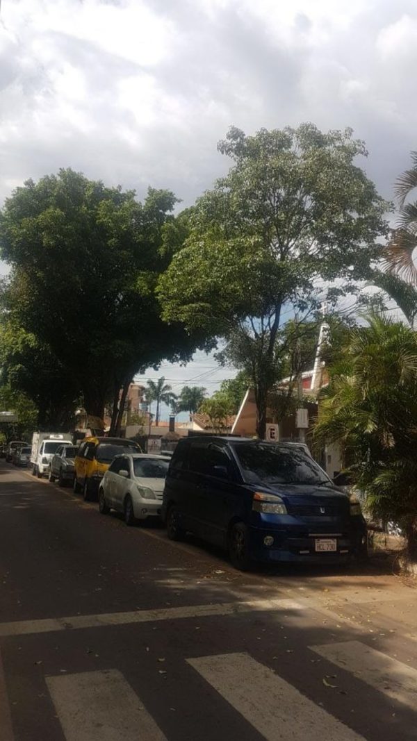 Empezó escuela y con eso el problema de estacionamiento | San Lorenzo Py