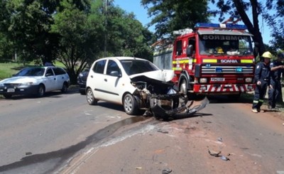 Automóvil choca contra un camión que esperaba en el semáforo