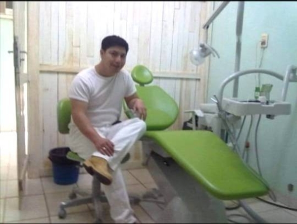 HOY / Mecánico dental que decía  ser doctor, acusado de   "toquetear" a joven paciente