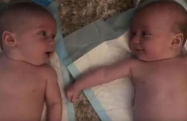 La tierna 'conversación' de dos bebés gemelos al reconocerse por primera vez - SNT