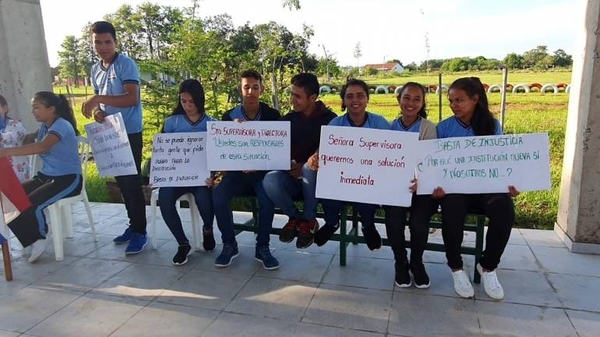 HOY / Sin director por falta de rubro: padres y niños protestan por extrema dejadez del MEC