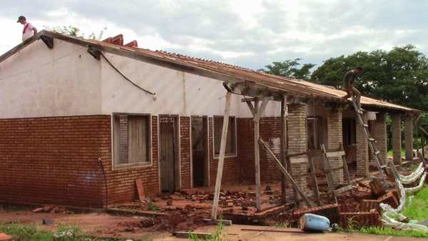 Jaguarete Forest: 180 alumnos no asistieron al primer día de clases porque su escuela no tiene techo - ADN Paraguayo