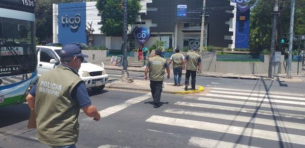Ya no permitirán limpiavidrios y cuidacoches en calles de la capital