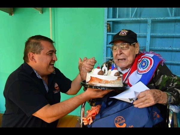 INTENDENTE HOMENAJEÓ AL TTE. DIEGO MARTÍNEZ POR SUS 102 AÑOS DE VIDA