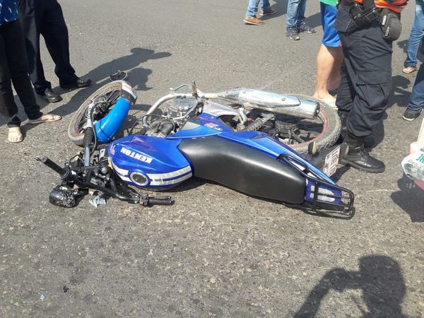 Dos motociclistas sin casco, heridos en choque a metros del Hospital del Trauma - Nacionales - ABC Color