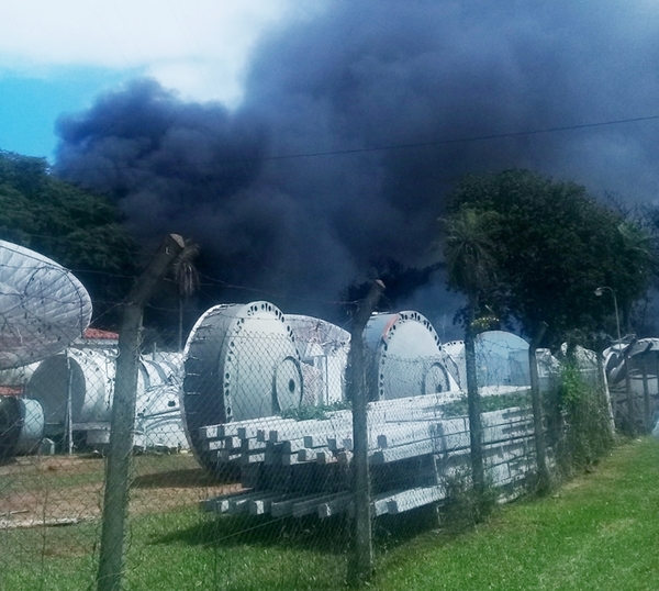 Ministerio de Ambiente interviene un predio de Tigo por quema de materiales en desuso - Informate Paraguay