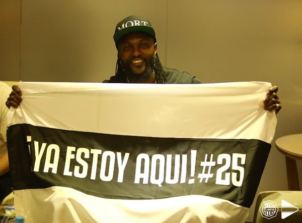 Adebayor reúne a una multitud de personas en el estadio de Olimpia » Ñanduti