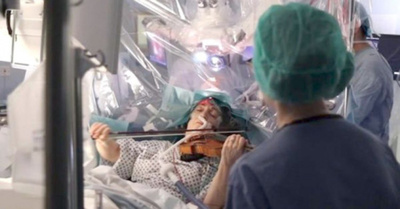 ¡Toca el violín! mientras la operan de la cabeza