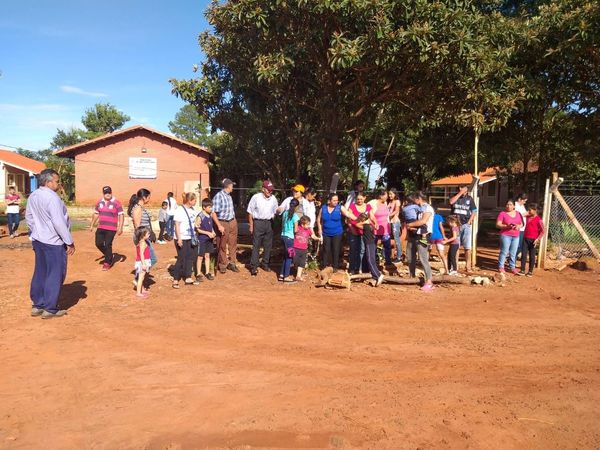 Con protestas y pedido de rubros inician clases en escuelas públicas