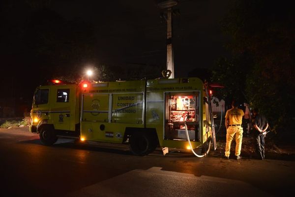 Bomberos logran contener llamas en incendio de vivienda en Lambaré - Nacionales - ABC Color