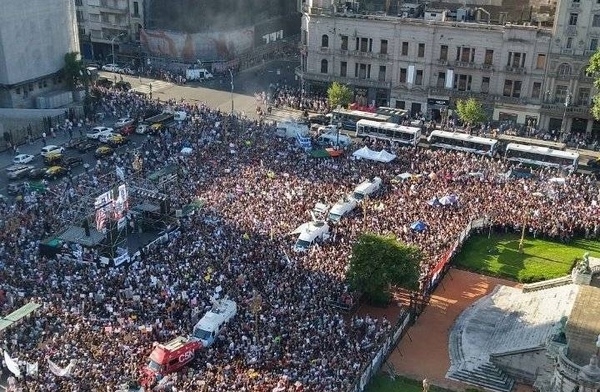 HOY / Argentina, multitud copa la plaza del Congreso: exigen justicia para Fernando Báez
