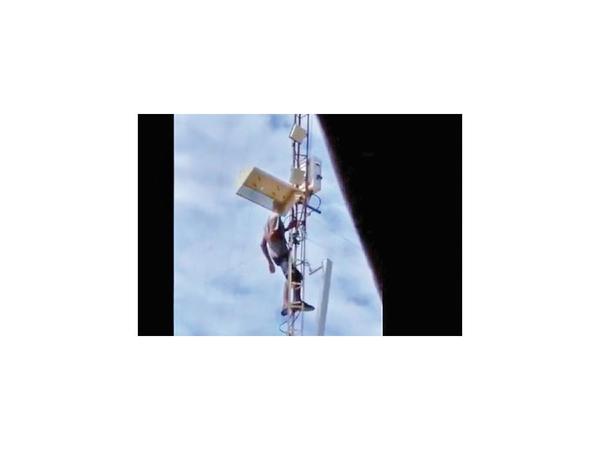 Interno trepa a antena en cárcel de Tacumbú