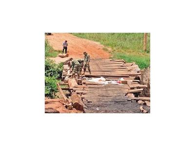 Militares destruyen con explosivos varios puentes en Reserva Morombí