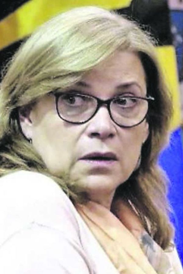Insisten en procesar a Cristina Arrom - Política - ABC Color
