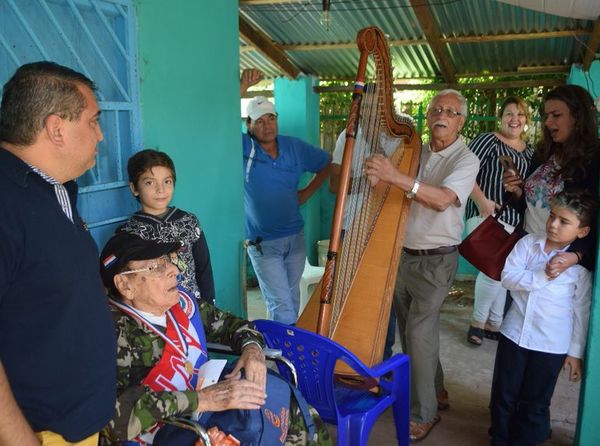 Héroe recibe serenata por cumplir 102 años - Interior - ABC Color