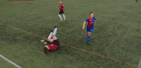 ¡Increíble! Jugadora se disloca la rodilla, se la pone en su lugar a golpes y continúa jugando | Noticias Paraguay