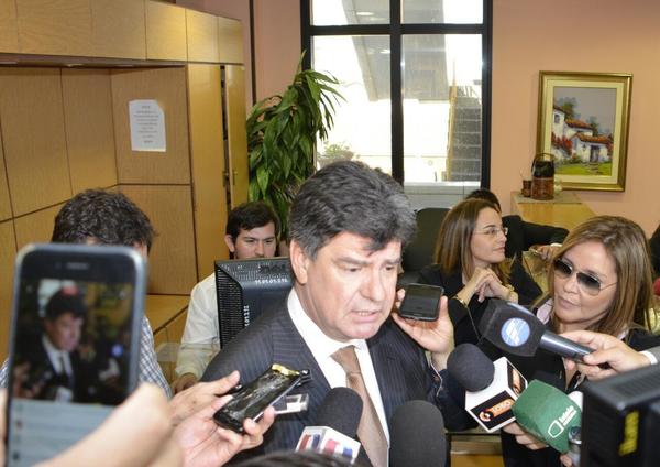 Alegre se desentiende de denuncias por falsificación de facturas - ADN Paraguayo
