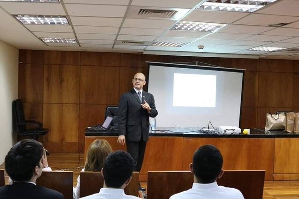 HOY / Néstor Achucarro, Pte. del Comité de Educación de la Cooperativa Judicial y Lic. German A. Zonetti, durante la charla "Prevención del Lavado de Dinero"